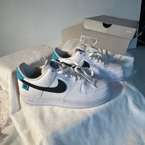 Nike Air Force 1 ‘07. White/black-blue Fury.